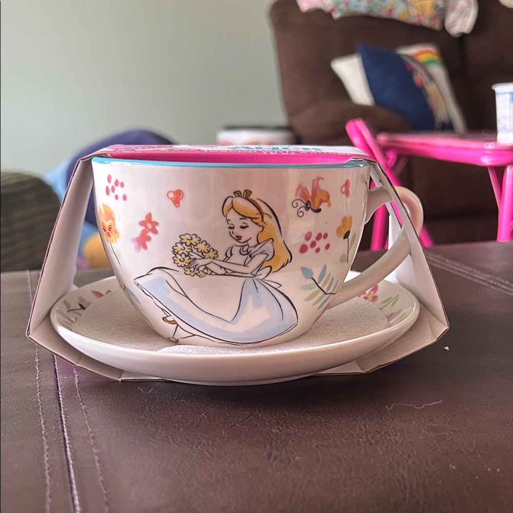 Disney Alice in Wonderland Teacup Set